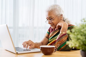 Lady sitting on the table using a laptop